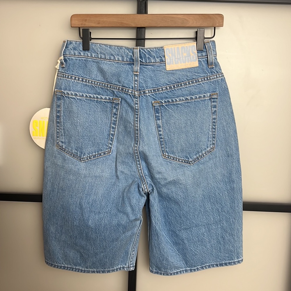 NWT Mother Snacks High Waist Twizzy Knee Denim Shorts Size 28